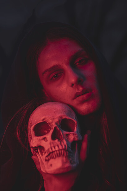 Él reconocía en ella el día y la noche, el molino y la molienda, la veía como principio y fin y su amor no reconocía una figura o unas maneras, reconocía la posibilidad de voluntad, más allá de todo lo que alguna vez hubiera deseado