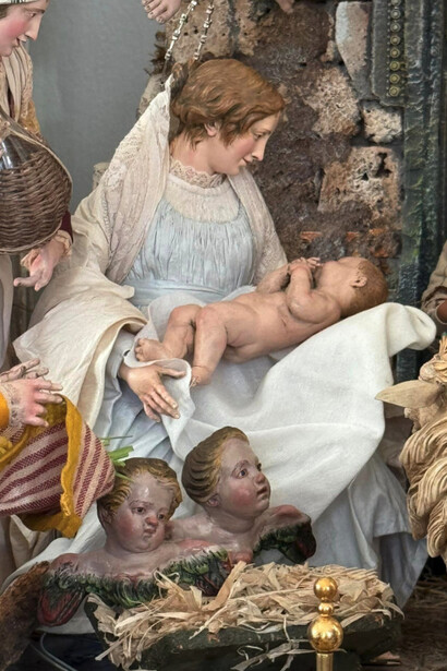Niño Dios que encontraron recostado en un pesebre en un humilde portal de Belén  