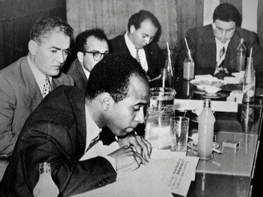 Frantz Fanon lors d'une conférence de presse pendant un congrès d'écrivains à Tunis, en 1959