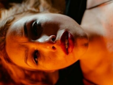 Mulher deprimida. Já a paixão, caso não seja domada, tem o poder destrutivo de uma bomba atômica de muitos quilotons, arrasa tudo o que está na sua frente e ainda tem poder de destruição por todo o entorno. Se percebida, tudo bem, passa logo e vida que segue, mas quando confundida com amor danou-se, estraga vidas e tornam os sonhos pesadelos que são vividos de olhos bem abertos

