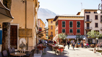 Esplanada. A esplanada está agora cheia, alguém tosse com insistência, e na mesa falam em catarro e pneumonia