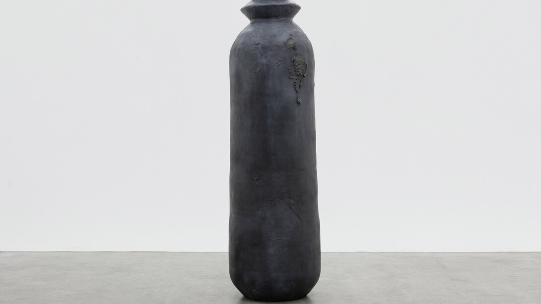 Theaster Gates, Bronze Vessel 1 (Strike) (detail), 2023. Bronze and patina with clay finish, 268.6 x 75.2 x 74.9 cm | 105 3/4 x 29 5/8 x 29 1/2 in.© Theaster Gates. Photo © Walla Walla Foundry. Courtesy White Cube
