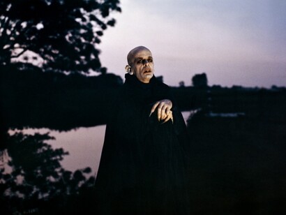 Klaus Kinski tiene una actuación magistral en la hipnótica versión de Nosferatu realizada en 1979 por Werner Herzog