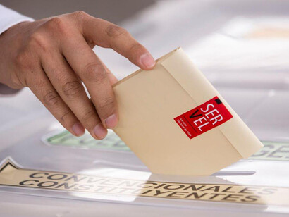Ciudadano ejerce el derecho al voto para la Convención Constitucional en Chile