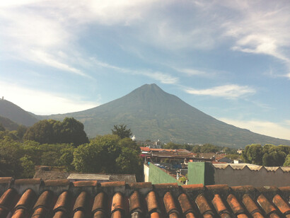 Guatemala. Il vulcano Acatenango, che domina la città di Antigua