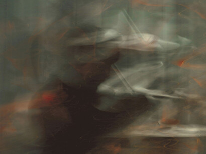 A visão de Emmanuel Santiago sobre a poesia como uma forma de denúncia e resistência destaca a importância das alegorias na criação de obras com relevância atemporal