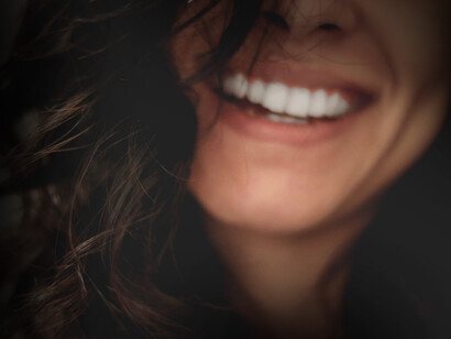 Mujer sonriéndole al nuevo año: una oportunidad para dejar atrás aquellos capítulos que ya no puedes borrar, pero sí cerrar