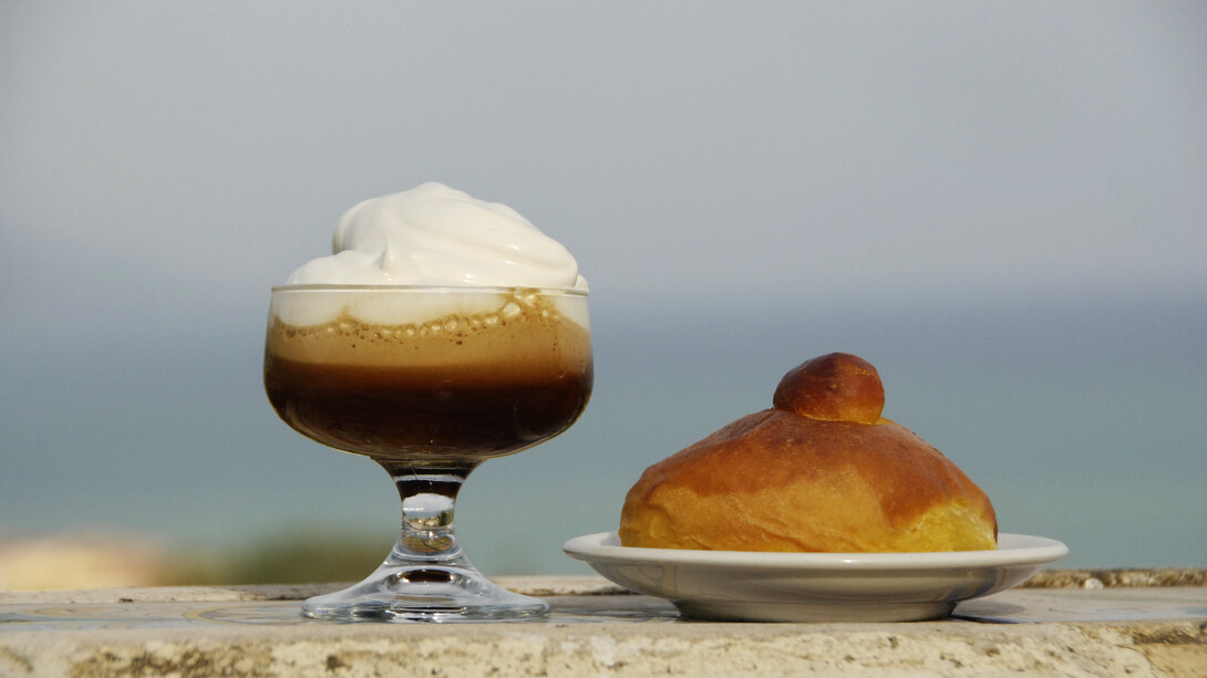 Granita di caffè con brioche col tuppo
