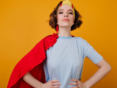 Mulher fantasiada de super-heroína. Muita gente cresceu acreditando que o amor é algo que se ganha por mérito. Que precisa ser merecido. Que só chega depois que você prova que vale a pena
