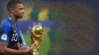 Kylian Mbappé tiene in mano il trofeo della Coppa del Mondo FIFA dopo la partita finale del torneo il 15 luglio 2018