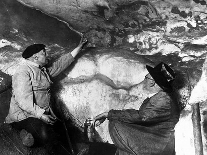 La grotte de Lascaux, Montignac-Lascaux. Dès les premiers obstacles de l’éboulis franchis, Lascaux offre la particularité d’un choc spectaculaire