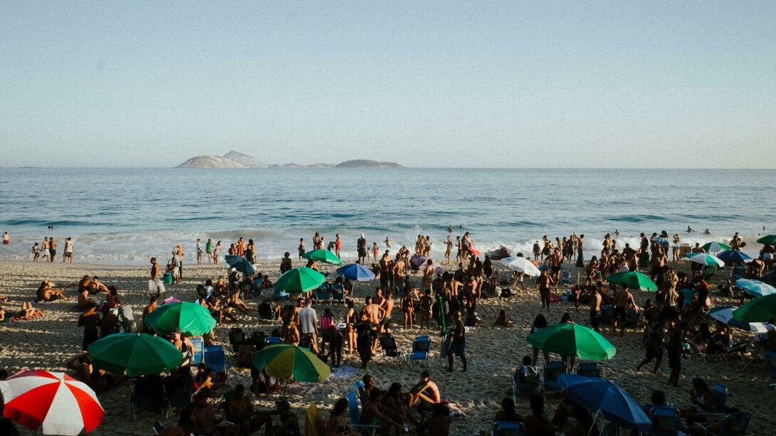 Praia cheia no Rio de Janeiro. Nessa nuvem de prazeres, o sol me chama, a praia clama, lembro da semana passada. Já saindo da praia recebo chamada ao vivo pelo WhatsApp