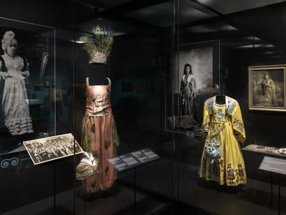 Bals costumés. Habiller l’histoire, 1870-1927, vue d'exposition. Avec l'aimable autorisation du McCord Stewart Museum
