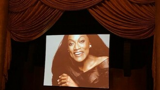 La grande foto di Jessye Norman sovrastante il palcoscenico il giorno del concerto a lei dedicato