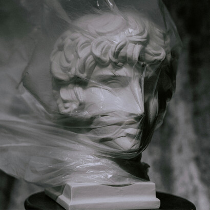 Arte política Considero na esfera destas considerações, duas instalações artísticas que de formas distintas se tornaram pessoalmente e artisticamente relevantes, pelo modo como apuram as relações entre a política, ecologia e consciência social