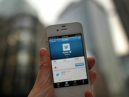 Consultando Twitter en el móvil