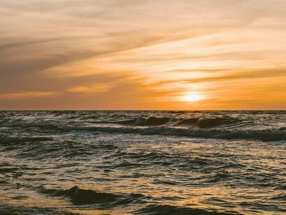 Como o astro que surge entre as outras estrelas no negrume da noite, a estrela da tarde, que é o astro mais belo que está no céu — assim reluziu a ponta da lança, que Aquiles apontou na mão direita, preparando a desgraça para o divino