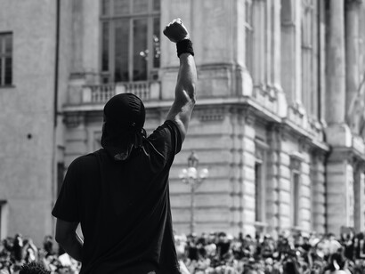 Imagem de protestante negro nos EUA no movimento Vidas Negras Importam. Não é aceitável acreditar que existe superioridade alguma por cor