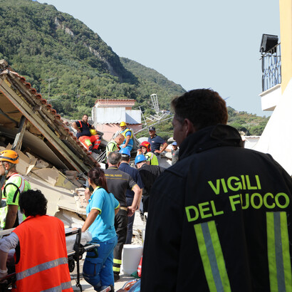 Il 21 agosto 2017, un evento sismico di magnitudo 4.0 con epicentro nei pressi di Casamicciola Terme ha interessato l’isola di Ischia, provocando il crollo parziale di edifici, due vittime e oltre quaranta feriti