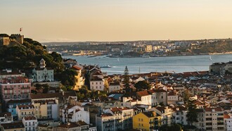 Lisbona è una città luminosa e collinare, fatta di vicoli stretti, miradouros affacciati sul Tago e tram gialli che salgono lentamente tra i quartieri antichi. Lisbona, Portogallo