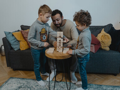 A educação vai além da sala de aula! Este momento de diversão em família ilustra como o aprendizado pode ser enriquecido através da interação social e do jogo