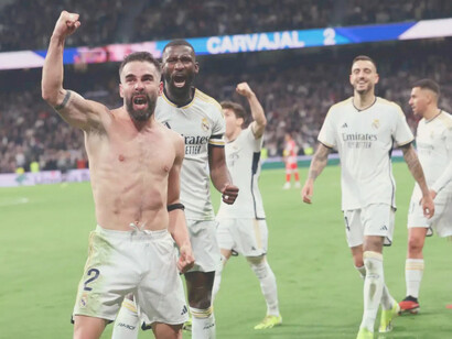Dani Carvajal celebra el gol de la victoria para el Real Madrid contra el Almería en el Santiago Bernabéu