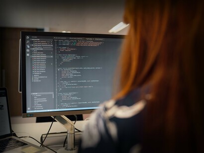 Ufficio. Alla scrivania dell’ufficio, ricevo un messaggio, due, tre e allora esco. Quando non è buona notizia, rallento