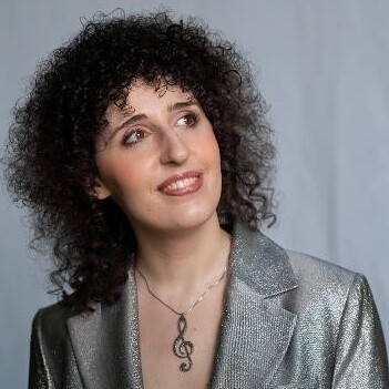 Il suo linguaggio si fonda sul ritmo, che esplora nelle sue radici africane, nello swing, nella bossa nova e nel funk