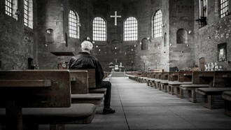 Un hombre en una iglesia