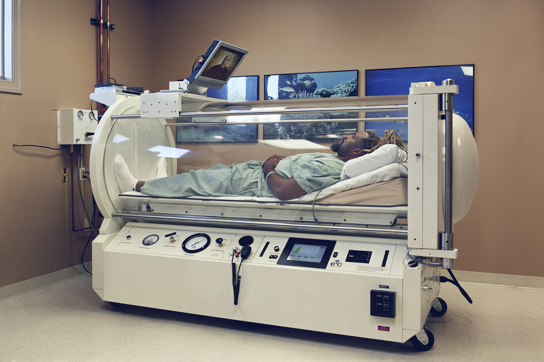 Philip-Lorca diCorcia, Mr. Briggs, 2007-2008, Inkjet print, 40 x 60 inches (101.6 x 152.4 cm). Courtesy the artist and David Zwirner, New York/London