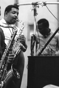 John Coltrane (em primeiro plano) e Miles Davis (ao fundo)