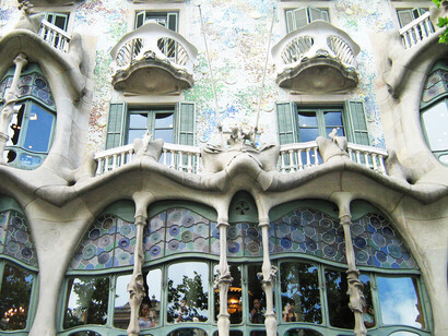 Antoni Gaudí i Cornet (1852-1926). Degeometría: el territorio mismo produce las formas, y el proyecto aprende a reconocerlas más que a imponerlas. Casa Batlló, Illa de la Discòrdia # 43 del Passeig de Gràcia, Barcelona, España