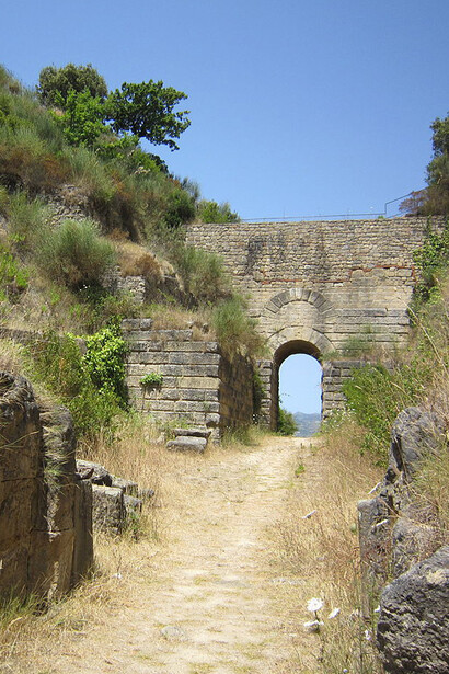 La tradición doxográfica,​ partiendo de una afirmación de Platón, quiso ver en Jenófanes al fundador de la escuela eleática
