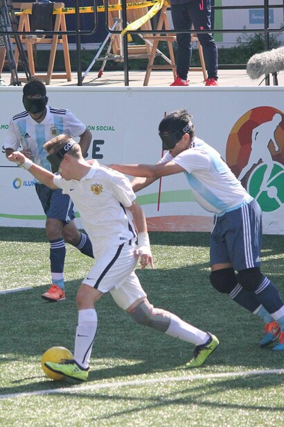El balón es un cascabel —contiene unas cápsulas aceradas— que, al rodar, va ubicando la jugada; además, es algo más pesado y más chico que el balón profesional