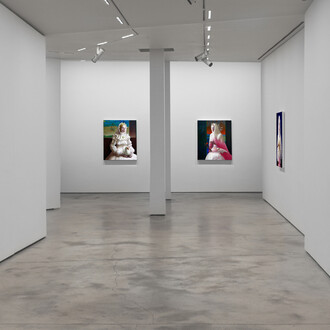 Remus Grecu, Rainbows at the edge of sorrow, vista de exhibición. Cortesía de Yusto/Giner 