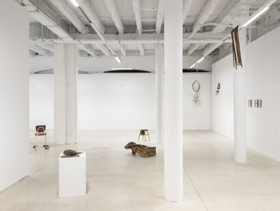 Richard Wentworth, Rearview mirror, exhibition view. Courtesy of Prats Nogueras Blanchard