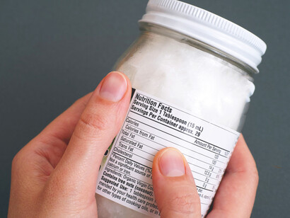 Una etiqueta eficaz debe incluir información clara como la fecha de caducidad, el proveedor y las condiciones de almacenamiento