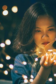 Donna con sguardo triste con luci di Natale. Il Natale e la solitudine: ricordi di festività passate e desiderio di appartenenza