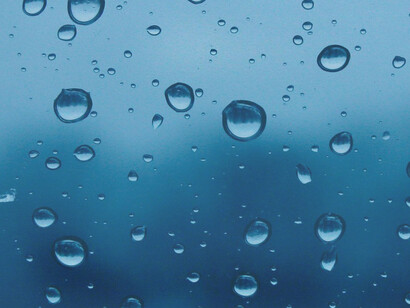 El recuerdo parece agua, se me filtra entre los dedos