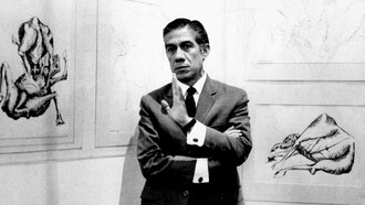 El artista mexicano Héctor Xavier junto a algunas de sus obras