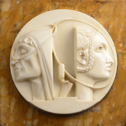Adolfo Wildt, Médaille pour le concours du plan d'urbanisme de Milan (Medaglia per il concorso del piano regolatore di Milano), 1927, Marbre sur plaque en onyx, 32, 5 x 6,3 cm (prof.), plaque en onyx : 40 x 40 x 8,3 cm (prof.), Collection privée
© Photo Atelier de l'Imagier