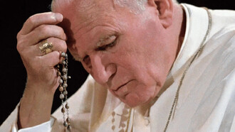 La vida de San Juan Pablo II estuvo marcada por una fe profundamente cristocéntrica y una entrega total a la misión de la Iglesia