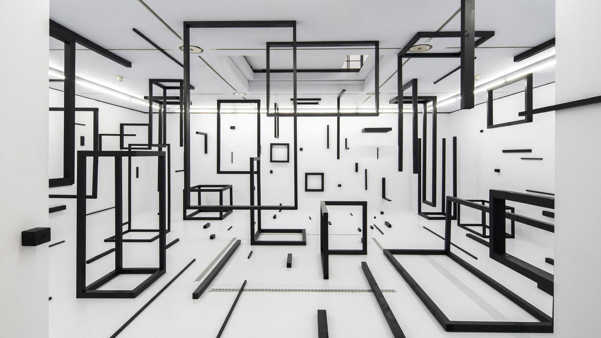 Esther Stocker, Installazione site specific, 2020, Museum für Konkrete Kunst, Ingolstadt, Germania. Courtesy the artist and the gallery