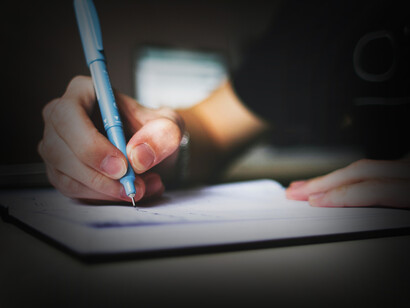 Citas bibliográficas: al recurrir a información ajena, se puede resumir, parafrasear, o incluir literalmente un fragmento del texto ajeno