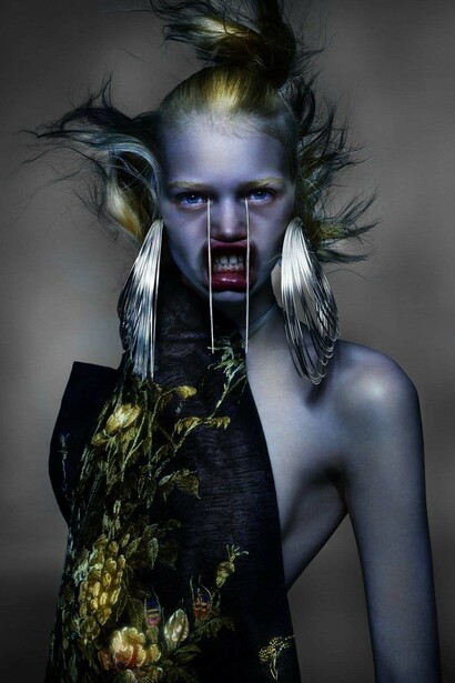 Stella Tennant,  viste un top bordado del siglo XIX,  cortesía del Archivo de Alexander McQueen; pendientes africanos de aro plateados; y una boquilla de Tusk: diseño de Shaune Leane para Alexander McQueen Eshu Otoño/Invierno 2000, por cortesía de Shaune Leane.