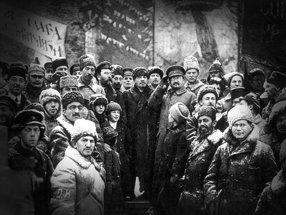 Lenin con un grupo de seguidor en los inicios de la Unión Soviética