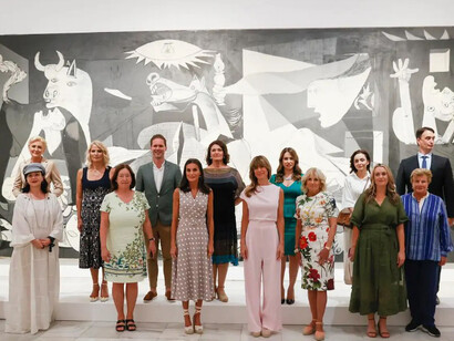 La reina consorte Letizia y las parejas de los mandatarios asistentes a la cumbre de la OTAN, 2022, posan frente al «Guernica» de Picasso