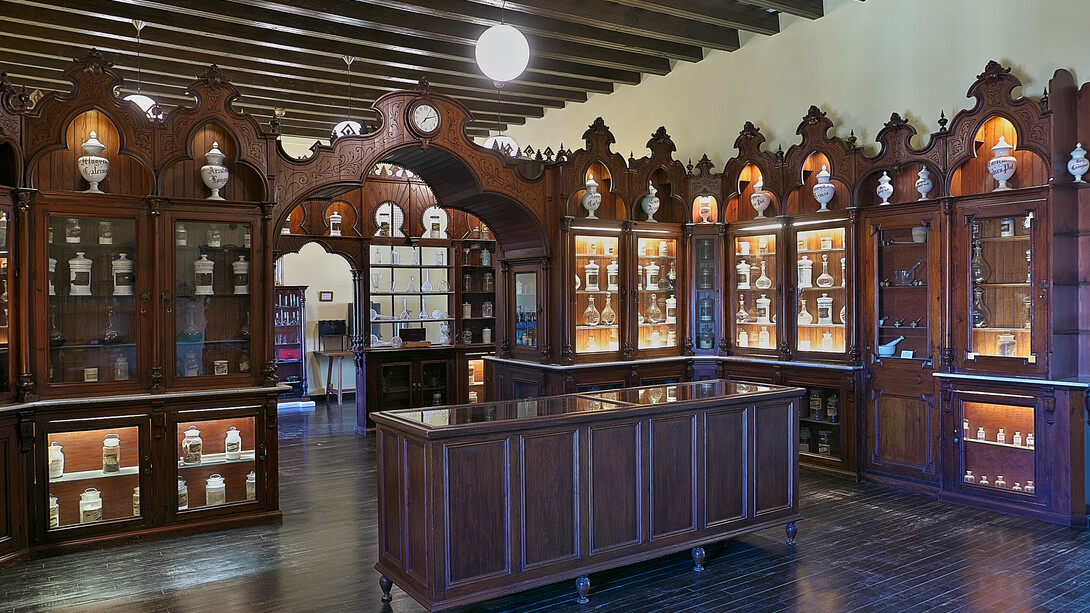 Palacio de Villavicencio, Alcázar de Jerez de la Frontera. Antigua farmacia municipal ubicada en el Hospital Municipal (1841), con funciones de beneficencia, 11 diciembre 2021, Jerez de la Frontera, España
	