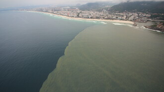 Contaminação e sedimentos atingindo a praia da Barra da Tijuca. Foto de Mario Moscatelli