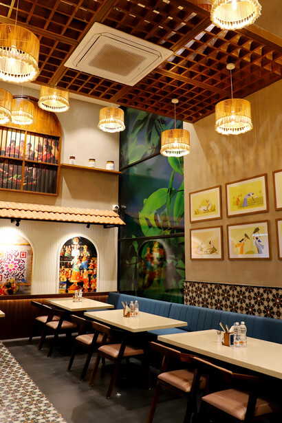 Entre luces tenues, decoración minimalista y discursos creativos del chef, la atmósfera del lugar logra convertirse en la verdadera protagonista de la experiencia gastronómica